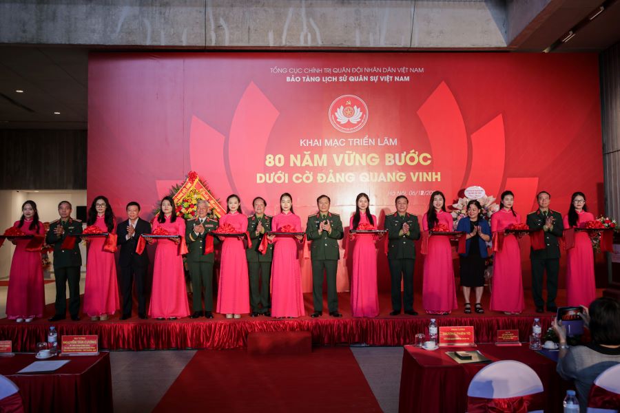 1_pnvz Gần 300 tài liệu, hình ảnh, hiện vật tại triển lãm “80 năm vững bước dưới cờ Đảng quang vinh” - ảnh 1