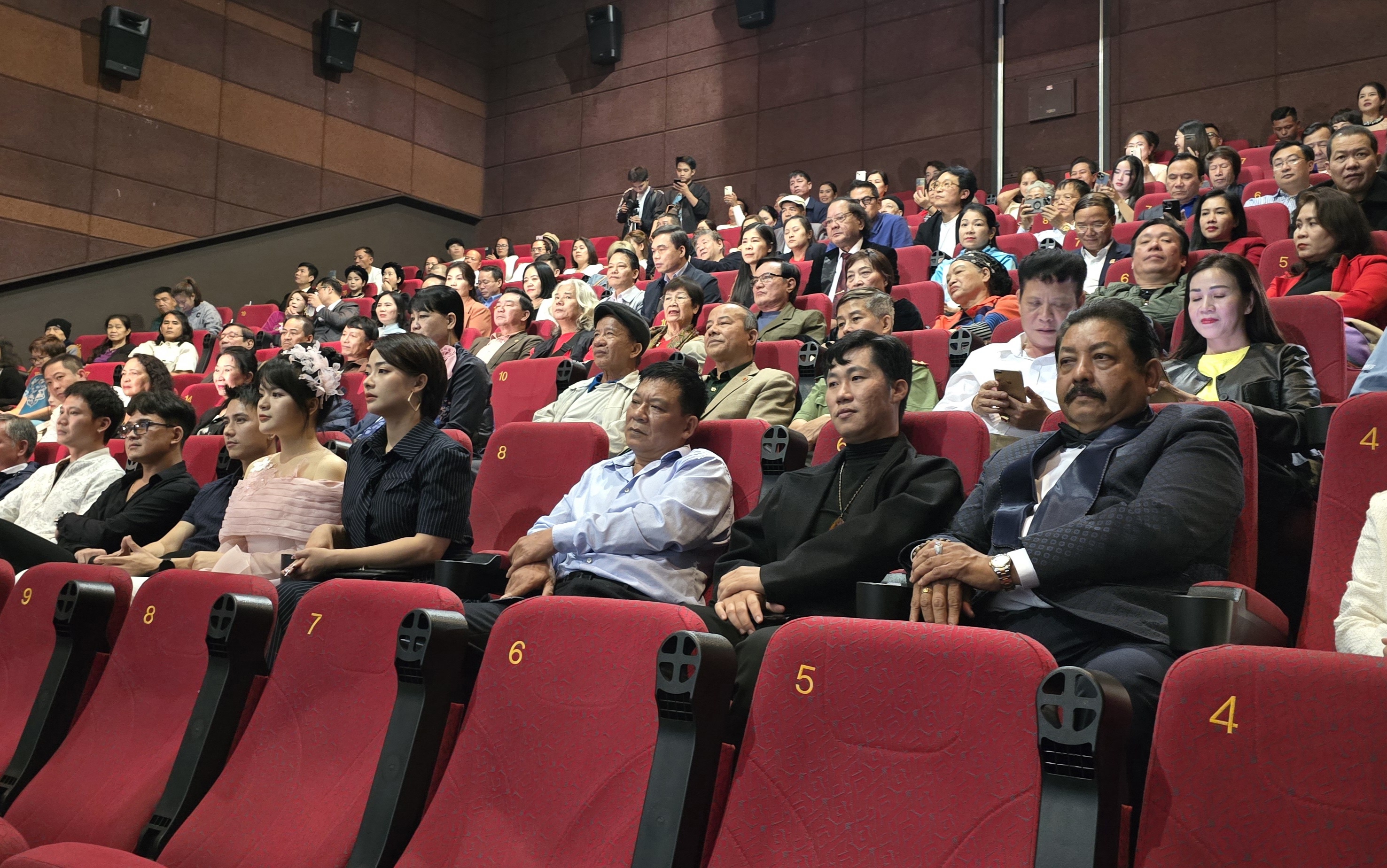 20241206200653_jvgl Ra mắt phim “Đi về miền huyền thoại“ - ảnh 2
