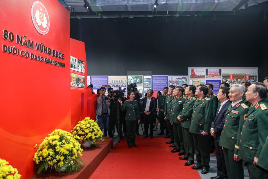 2_ooja Gần 300 tài liệu, hình ảnh, hiện vật tại triển lãm “80 năm vững bước dưới cờ Đảng quang vinh” - ảnh 2