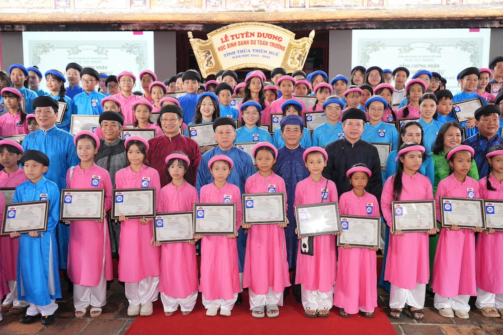 ao_dai_003_ivja Bài 5 - Đánh thức cộng đồng di sản - ảnh 3