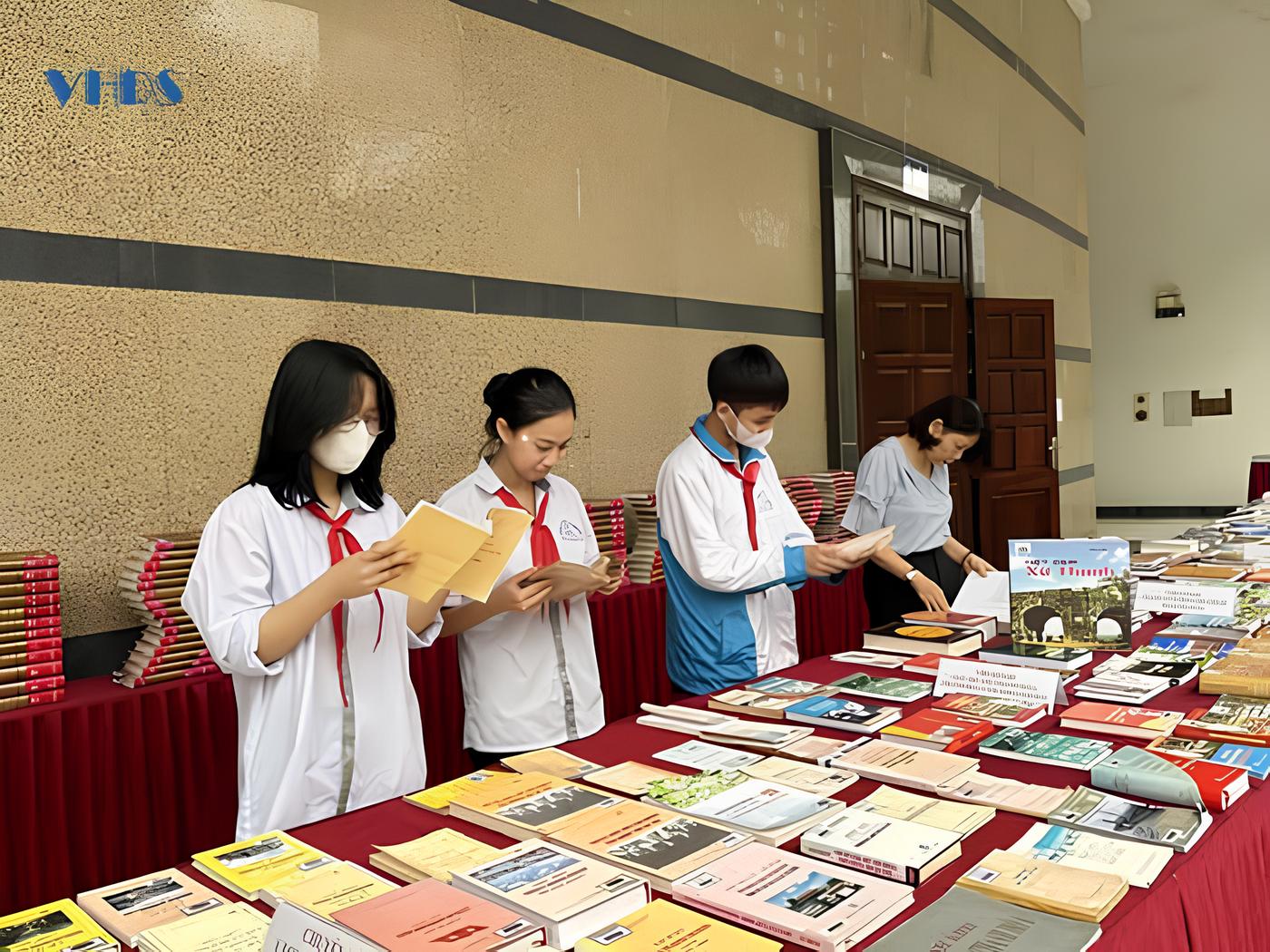 cac_em_hoc_sinh_va_nguoi_dan_tham_gia_doc_sach_tai_khong_gian_trung_bay_sach_cua_thu_vien_tinh_thanh_hoa_anh_thuy_linh_nxns Lan tỏa tình yêu đọc sách trong cộng đồng - ảnh 1