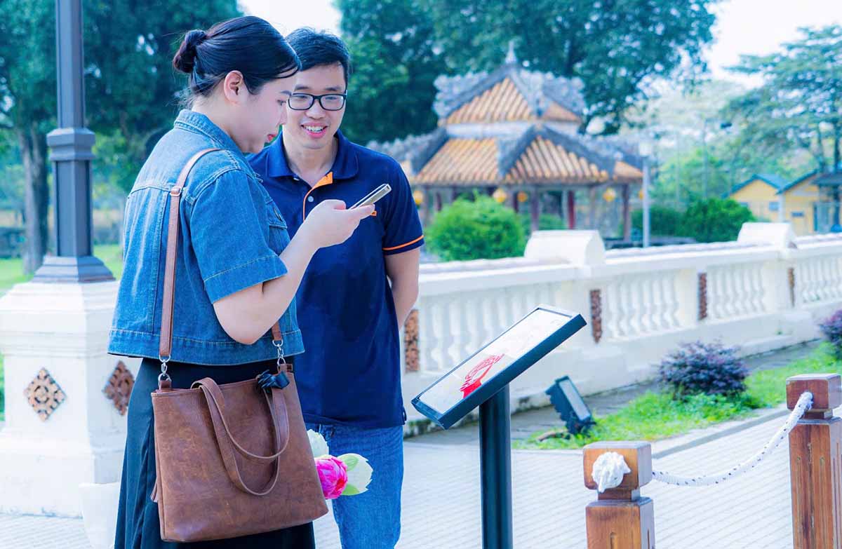 cn2_ehxr Trạm tương tác thông minh giúp du khách khám phá di sản văn hóa Huế - ảnh 1
