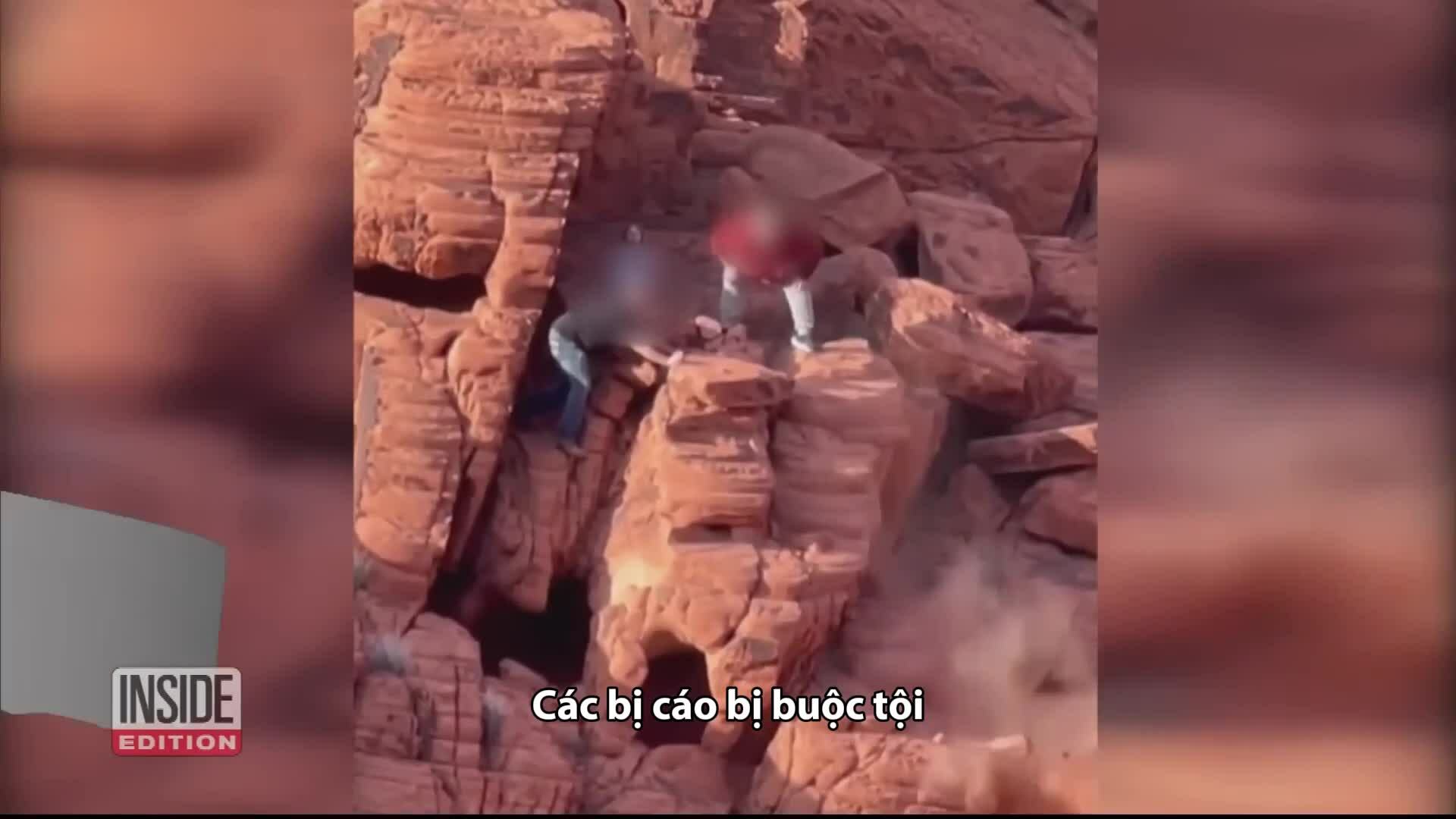 Những vụ du khách phá hoại