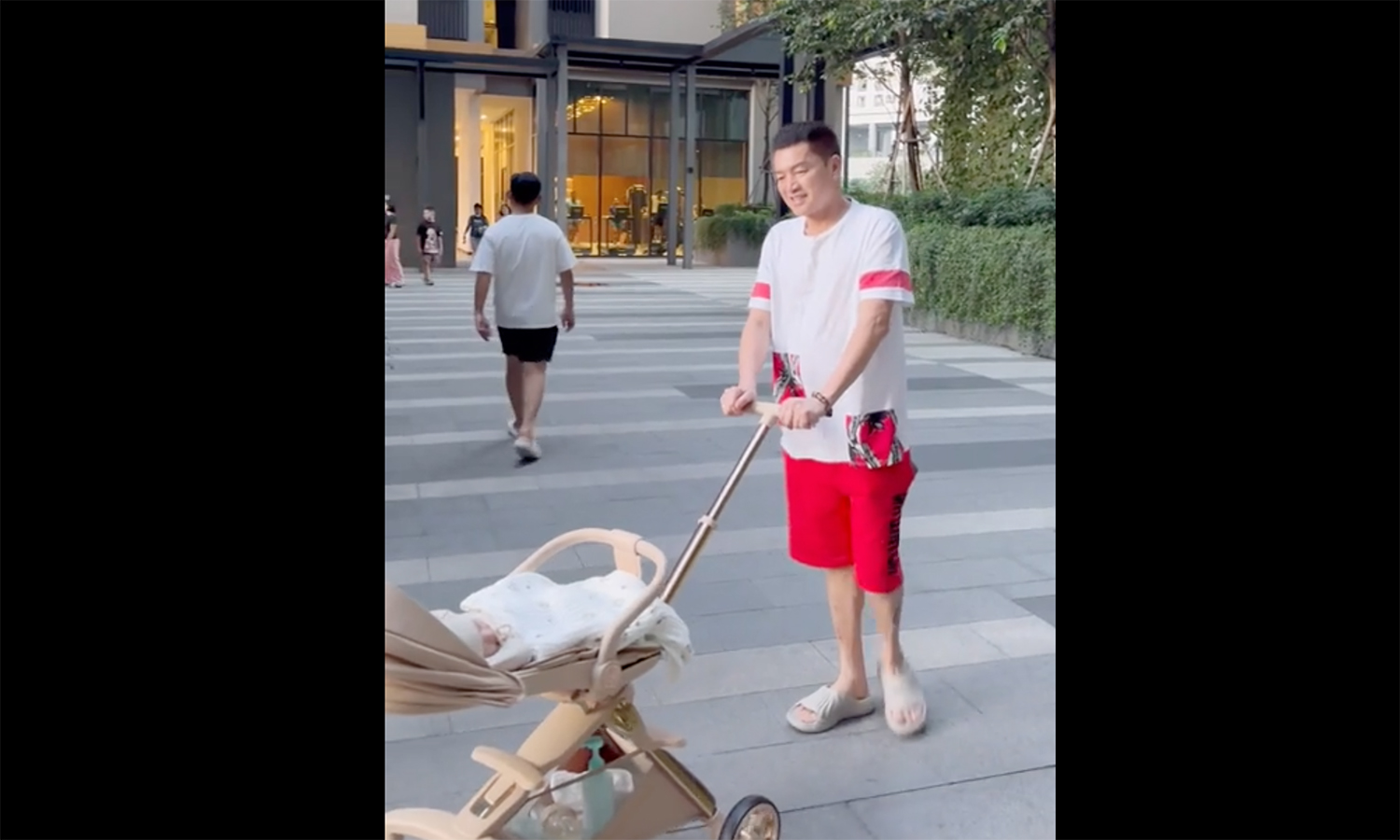 quang-minh-dua-con-di-dao-o-khu-chung-cu-anh-song-1733912115 Quang Minh đưa con đi dạo ở khu chung cư anh sống