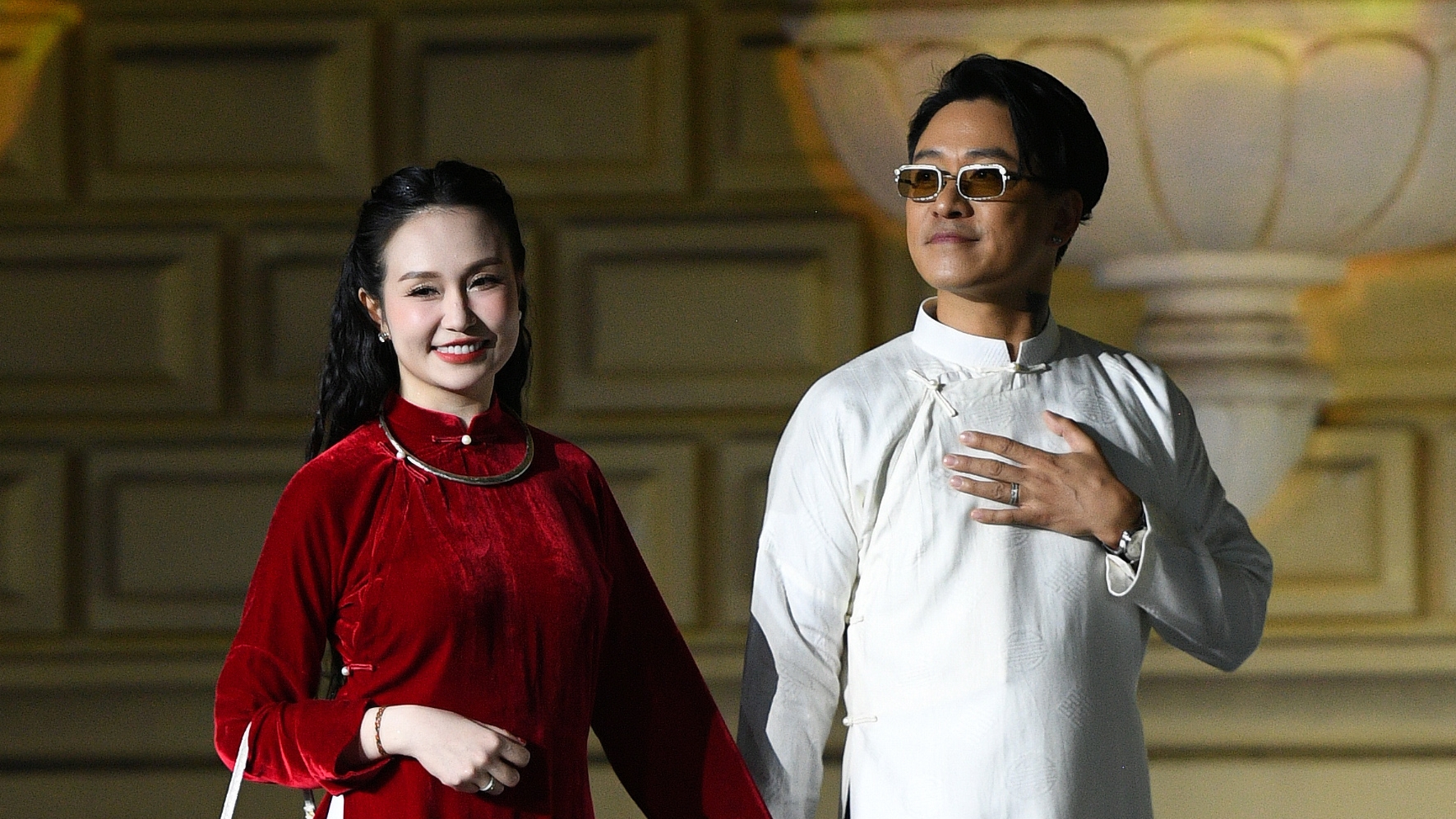 tuan-hung-va-vo-dien-ao-dai-catwalk-1732330364 Tuấn Hưng và vợ diện áo dài catwalk
