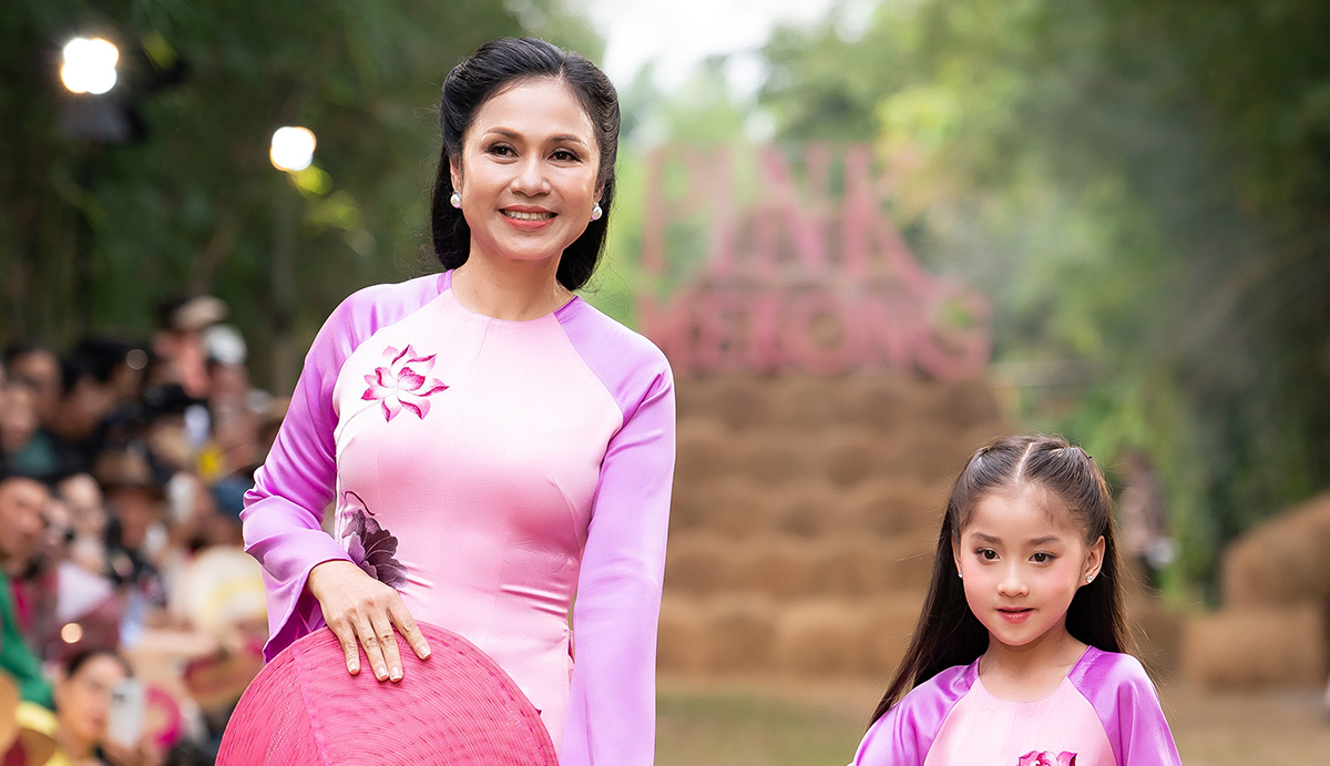 viet-trinh-dien-thoi-trang-cung-mau-nhi-1733710270 Việt Trinh diễn thời trang cùng mẫu nhí